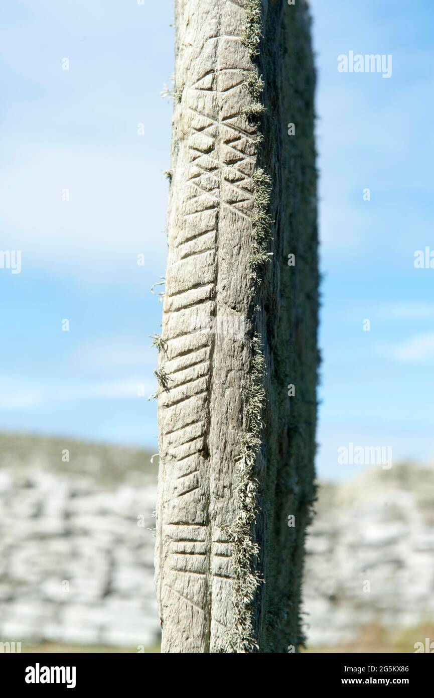Pierre de symbole de Pichtish, script d'Ogham ou Ogam, runes, pierre de Bressay, pierre de Bressay, réplique dans le cimetière de l'église abandonnée de St Mary à Culling Banque D'Images