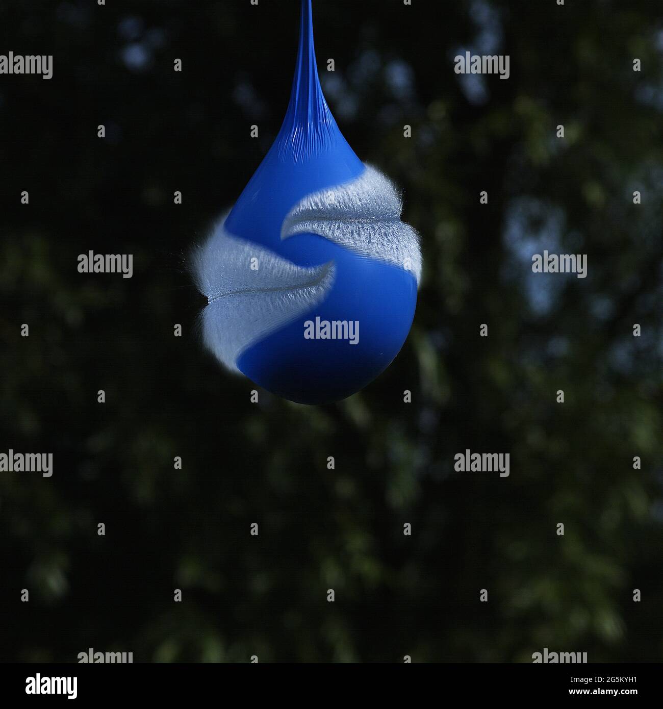 Bulle bleue avec de l'eau à l'intérieur, séquence de mouvement Banque D'Images