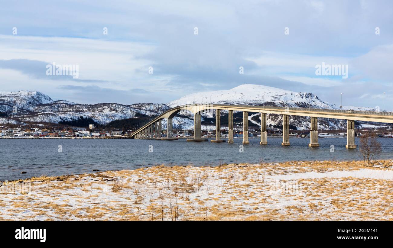 Pont sur le Sortlandsundet à Sortland, Langoya, îles Lofoten, Norvège, Skandinavia Banque D'Images