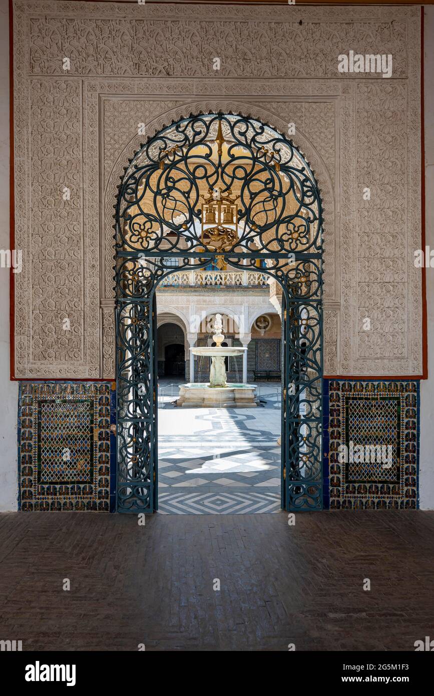 Vue par une porte décorée d'arabesques dans la cour intérieure avec fontaine, architecture mauresque, palais de la ville, palais noble andalou, Casa Banque D'Images