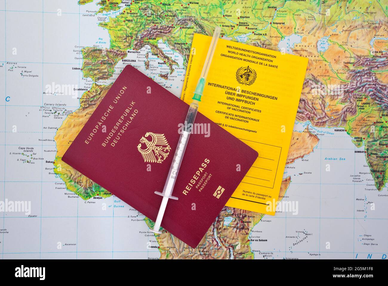 Carte du monde, passeport européen, seringue et carte de vaccination, Allemagne, Europe Banque D'Images