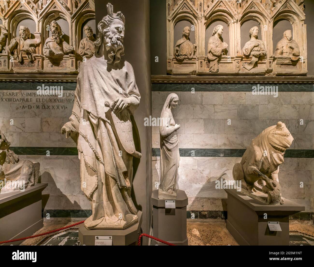 Moïse et d'autres sculptures originales de la façade de la cathédrale, 1284-1297, sculpteur Giovanni Pisano, Museo dell'Opera Metropolitana, Duomo Santa Maria A Banque D'Images