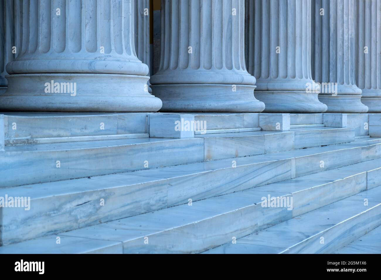 Colonnes classiques, colonnade en marbre et escaliers. Colonnes d'entrée de Zappeion Megaron, monument national, monument historique d'Athènes, Grèce. Vue en gros plan Banque D'Images