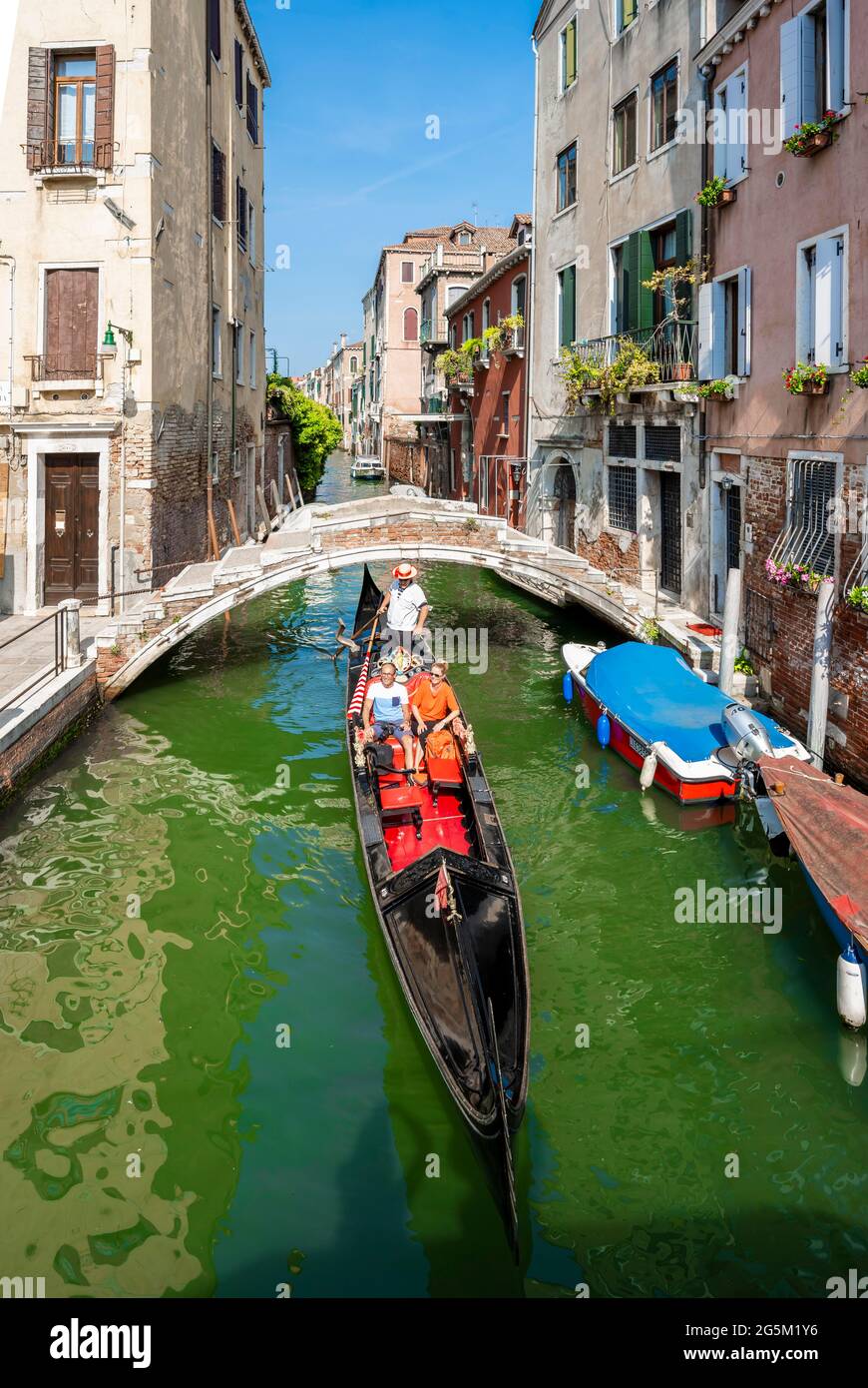 Gondole vénitienne sur le canal, Venise, Vénétie, Italie, Europe Banque D'Images