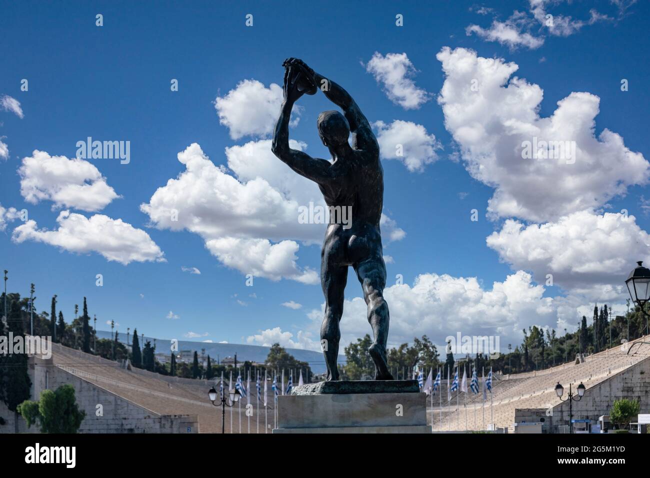 La statue en bronze du discobolus face à l'ancien stade Panathinaiko, Kallimarmaro Athènes. Grèce. Sculpture métallique de diskovolos, attraction touristique Banque D'Images