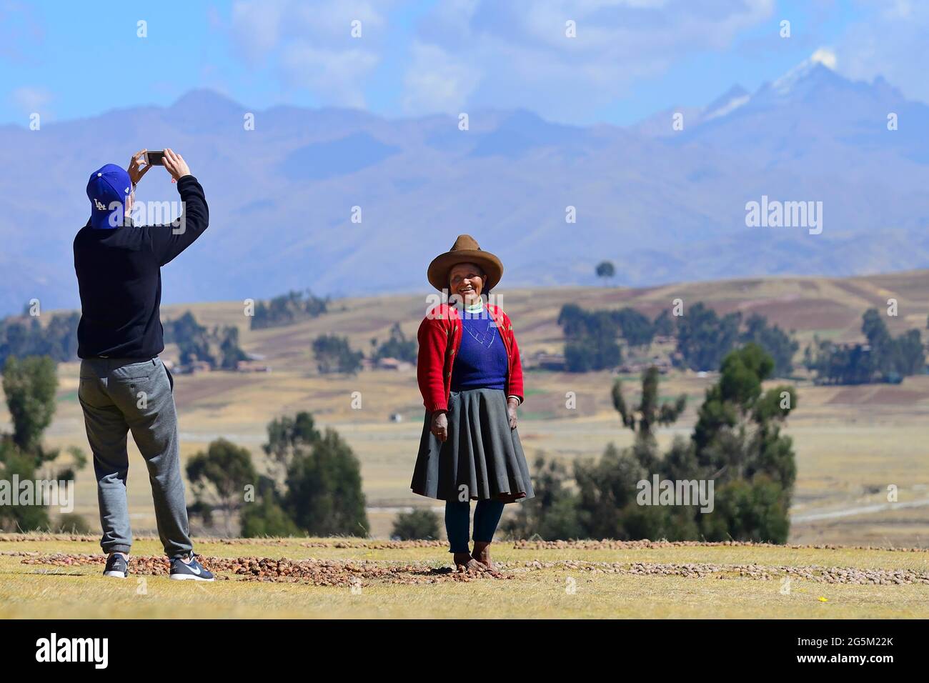 La vieille femme indigène est photographiée faisant chuño, pommes de terre séchées, Chinchero, région de Cusco, province d'Urubamba, Pérou, Amérique du Sud Banque D'Images