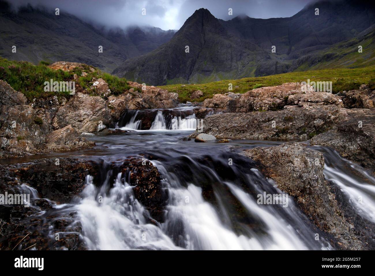 Piscines de fées, piscines de fées, chute d'eau, piscine de bain Crystal Clear, Cullin Hills, Peak Fheadain, Sgurr an Fheadin, Glen fragile, Île de Skye, Skye, Inne Banque D'Images