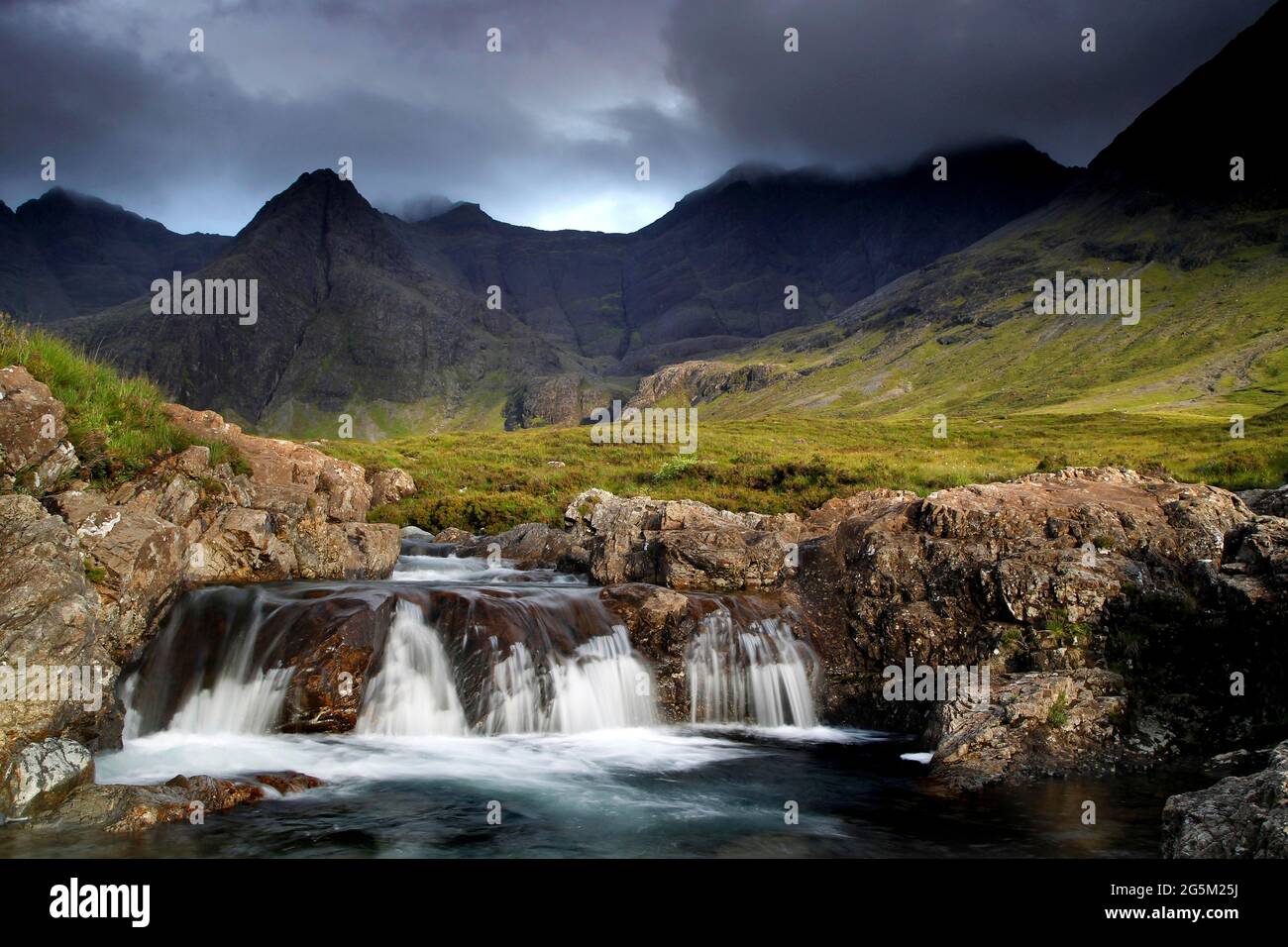 Piscines de fées, piscines de fées, chute d'eau, piscine de bain Crystal Clear, Cullin Hills, Peak Fheadain, Sgurr an Fheadin, Glen fragile, Île de Skye, Skye, Inne Banque D'Images