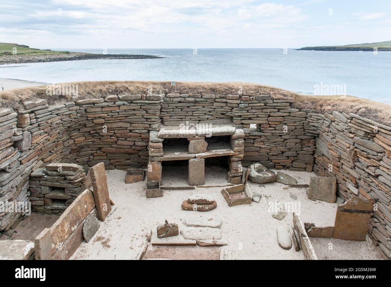 Le coeur de l'Orkney néolithique, règlement néolithique, maison 7, cuisine avec étagères en pierre, Skara Brae, Mainland, Iles Orkney, Ecosse, Grea Banque D'Images