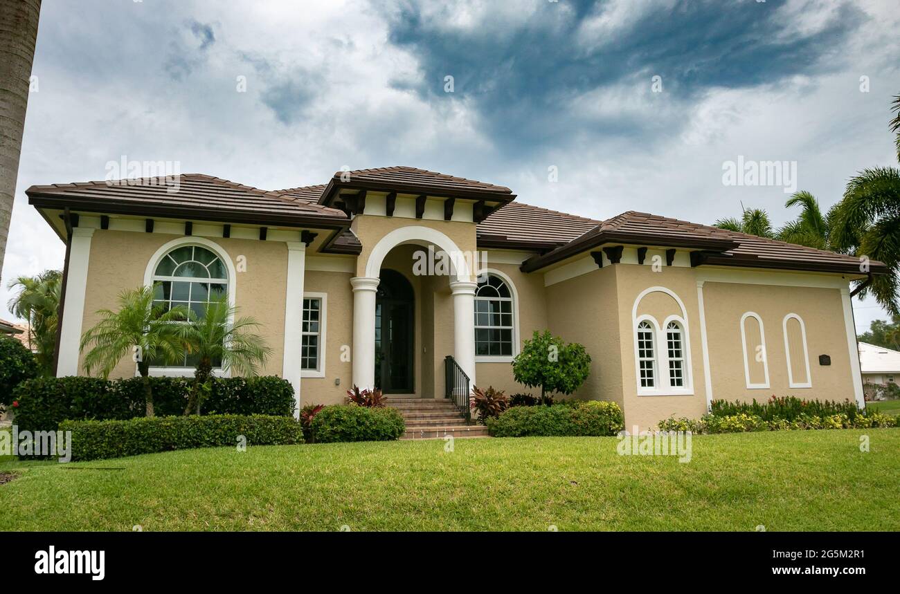 Maison privée typique dans un quartier résidentiel riche sur l'île Marco, Floride. Banque D'Images