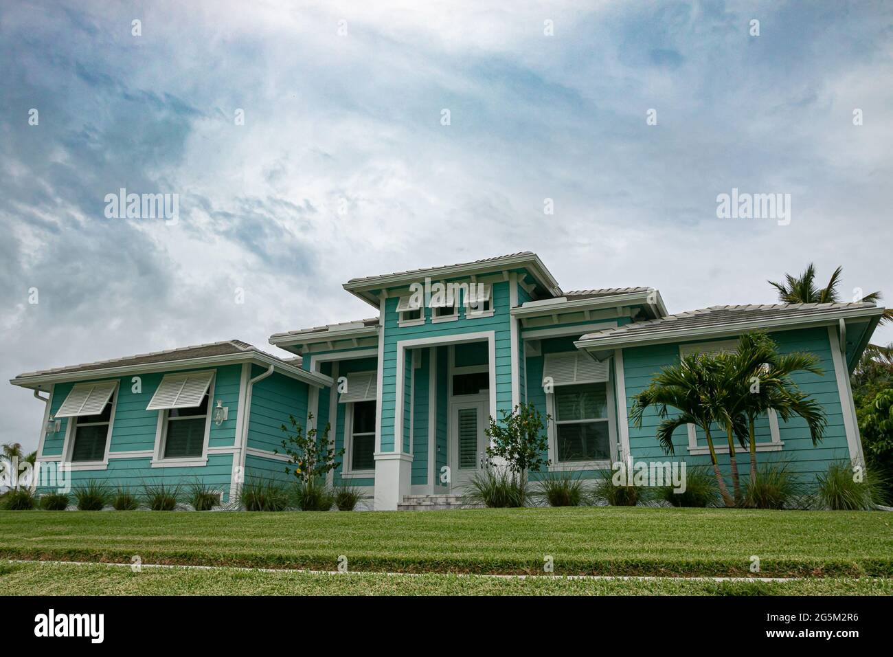 Maison privée typique dans un quartier résidentiel riche sur l'île Marco, Floride. Banque D'Images