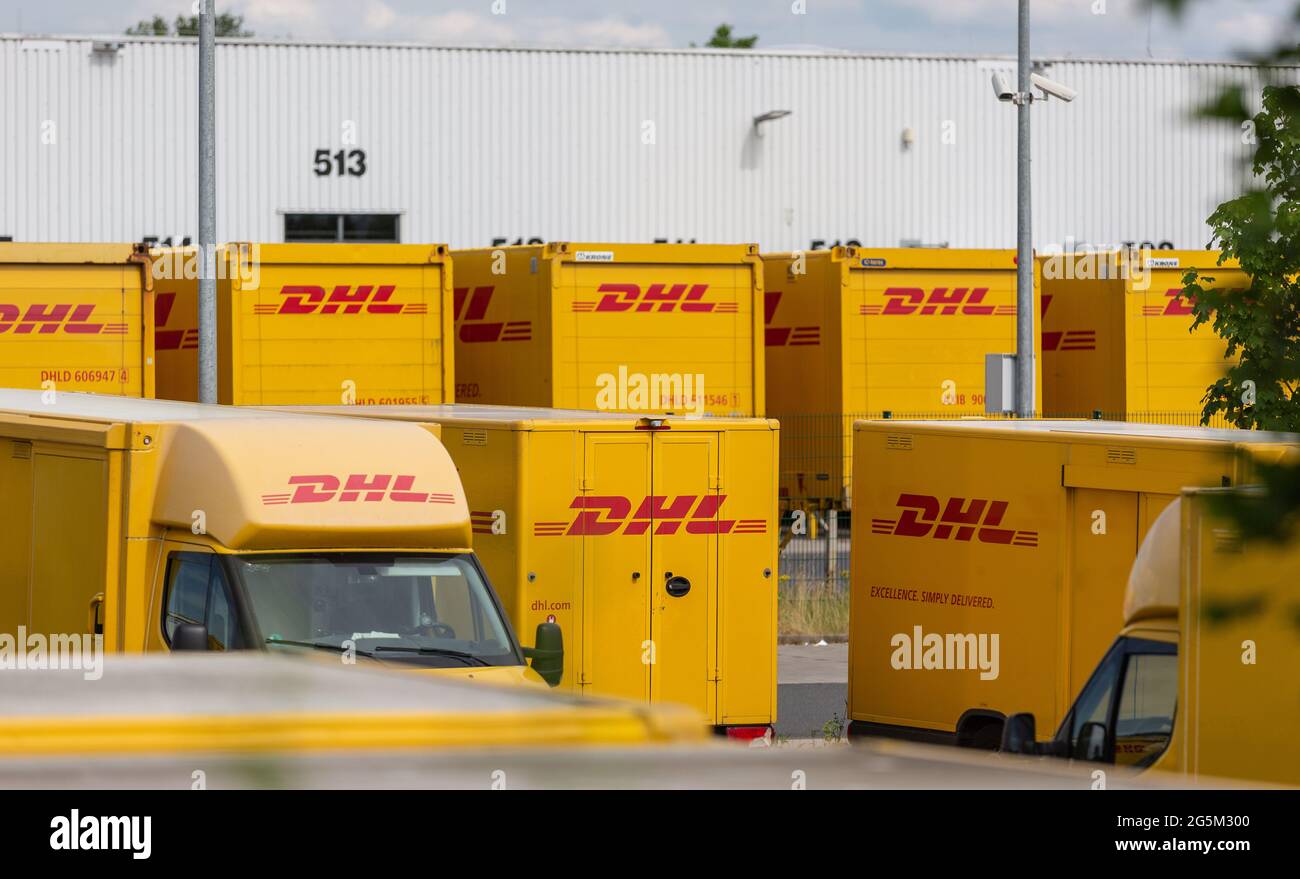 NEUWIED, ALLEMAGNE - 18 juin 2021 : Neuwied, Allemagne - 20 juin 2021 : conteneurs et camionnettes DHL devant un dépôt DHL Banque D'Images