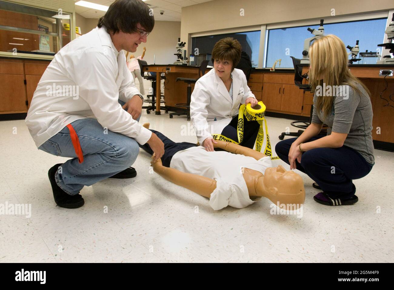 Classe de travailleurs médicaux d'urgence à l'école secondaire à Bay City, Michigan Banque D'Images