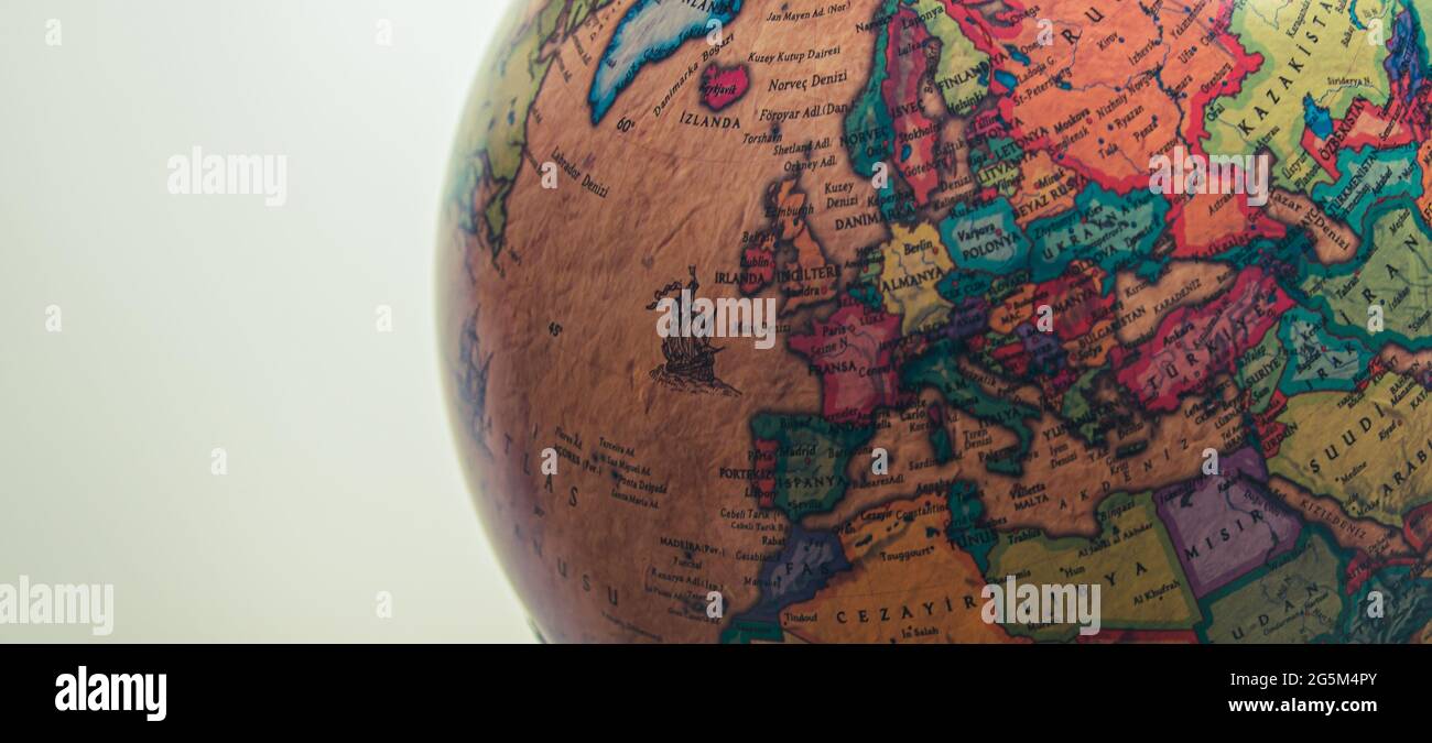Photo Isolee De La Carte Standard Du Globe Avec Les Pays Et D Autres Details Ecrits En Turc Concept De Carte Du Monde Sphere De La Terre Photo Stock Alamy