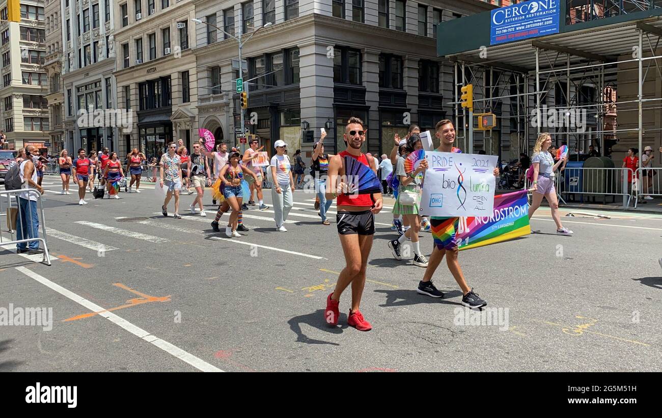 New York, NY, USA - 28 juin 2021 : une poignée de personnes défilant dans la gay Pride Parade annuelle en raison des limitations de sécurité imposées par la COVID Banque D'Images