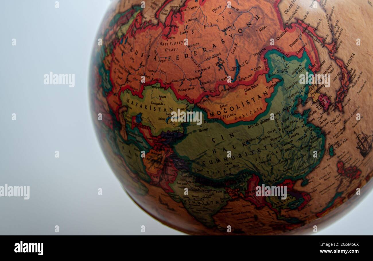 Photo isolée de la carte standard du globe avec les pays et d'autres détails écrits en turc, concept de carte du monde, sphère de la terre Banque D'Images