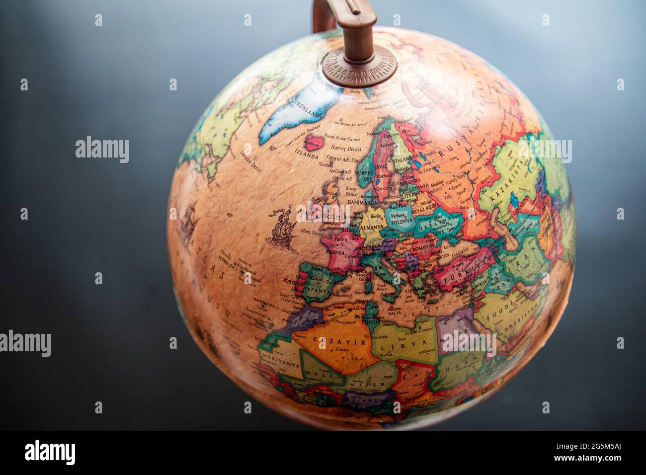 Photo Isolee De La Carte Standard Du Globe Avec Les Pays Et D Autres Details Ecrits En Turc Concept De Carte Du Monde Sphere De La Terre Photo Stock Alamy