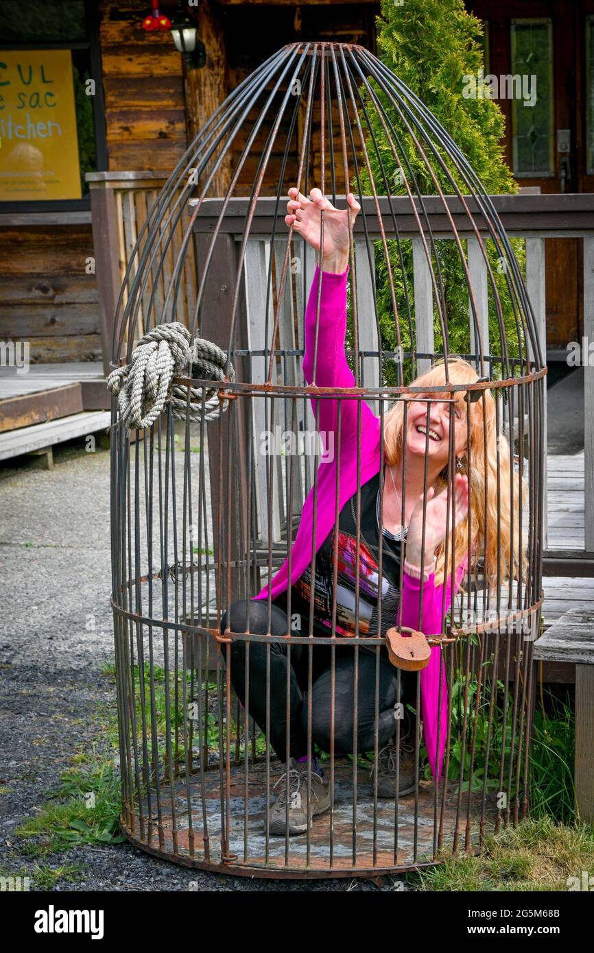 Femme en cage d'oiseau Photo Stock - Alamy