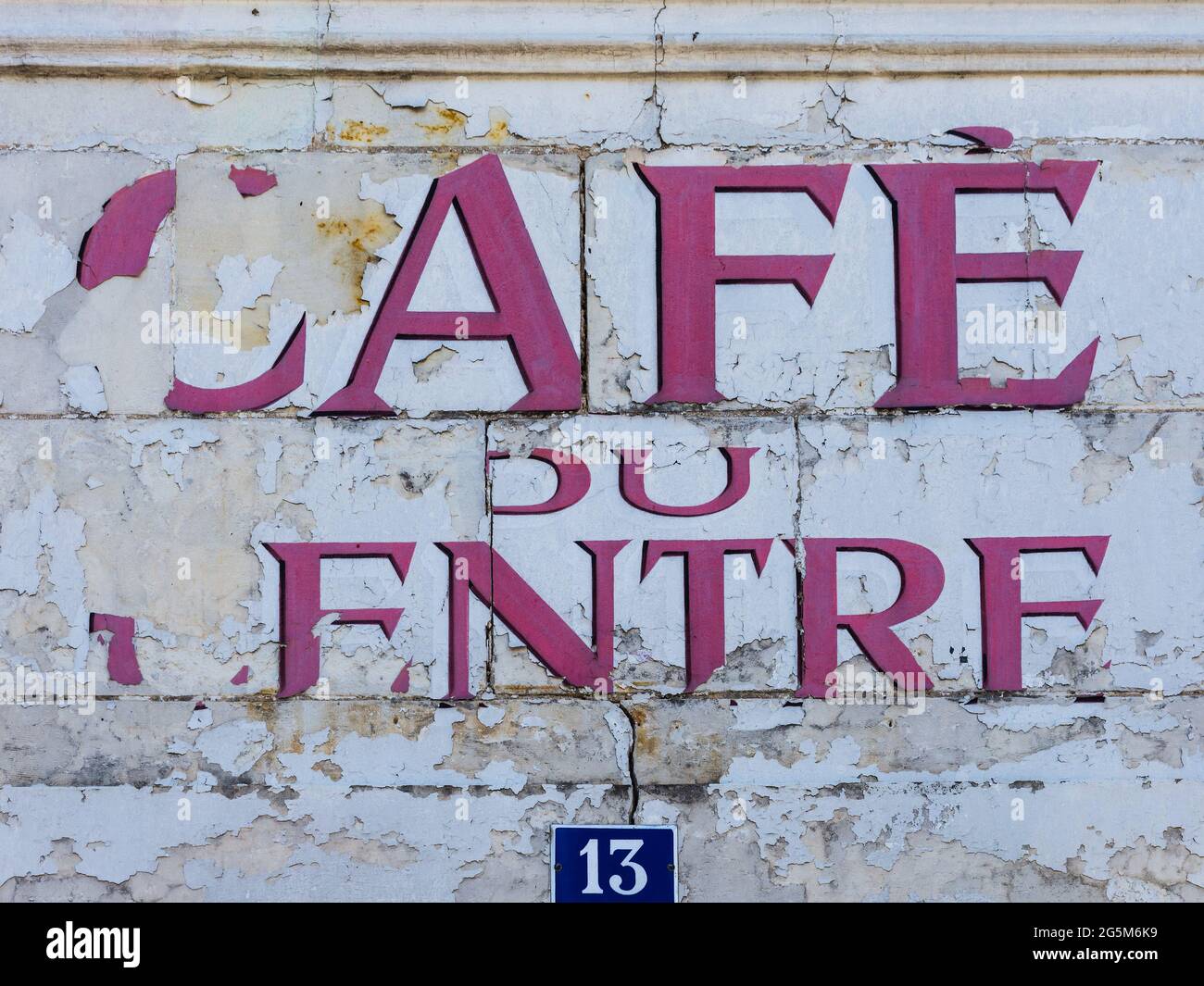 Ancien panneau peint « café du Centre » - Mezieres-en-Brenne, Indre (36), France. Banque D'Images