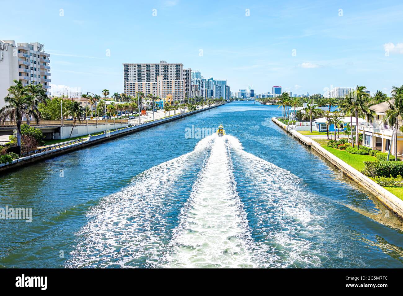 Hollywood, Floride dans la zone de Miami Beach avec paysage urbain de gratte-ciels résidentiels des bâtiments côtiers et au-dessus de la vue aérienne de la baie de la rivière Stranahan Banque D'Images
