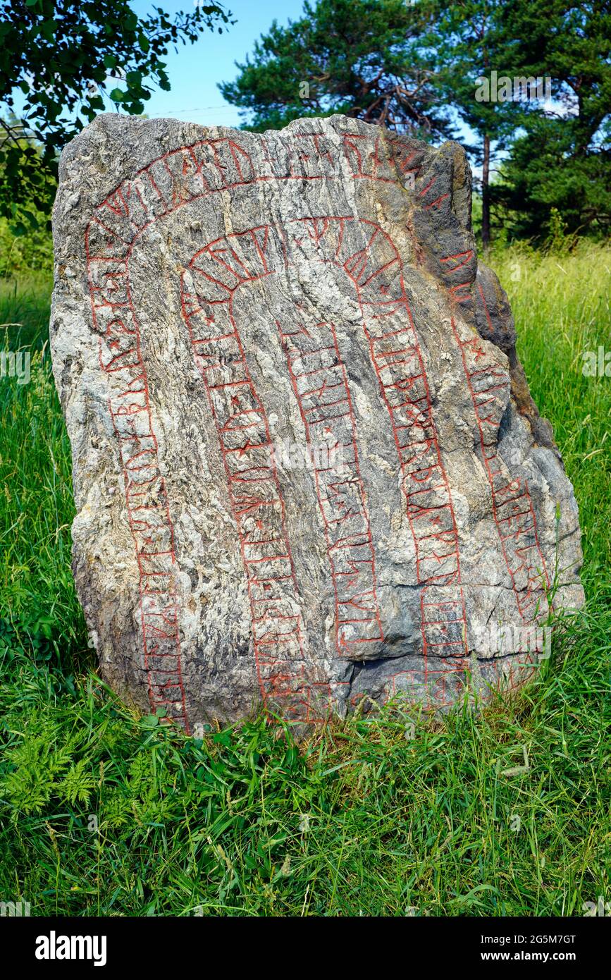 Runestone U 69 (l'avant), Pierre d'Eggeby, paroisse de Spånga, Uppland, Suède. La plus ancienne piste du champ de Järva. La dernière partie de l'inscription est Banque D'Images