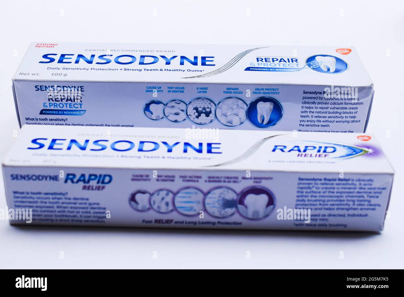 Boîte de pâte dentaire à relief rapide Sensodyne isolée sur fond blanc. Ce produit est utilisé pour les dents blanches et les douleurs sensibles à la gomme ou à la cavité Banque D'Images