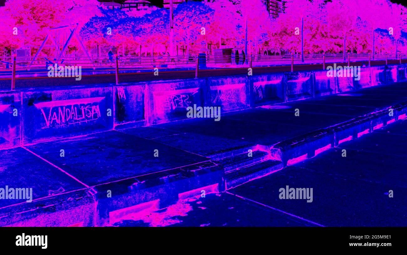 Graffiti anti-vandalisme sur un mur de béton dans une image manipulée numériquement. Méta-vandalisme Banque D'Images