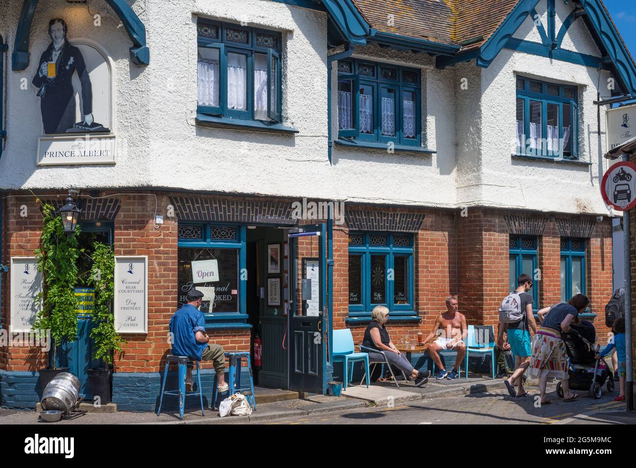 Les gens qui apprécient un verre assis à l'extérieur du pub Prince Albert dans un chaud, ensoleillé, samedi après-midi. Whitstable, Kent, Angleterre, Royaume-Uni Banque D'Images