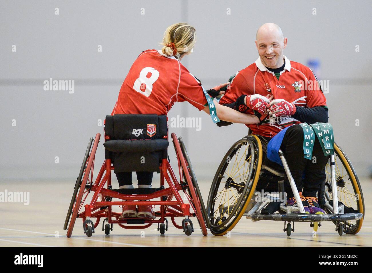 Sheffield, Angleterre - 26 juin 2021 - Lucie Roberts, du pays de Galles, félicite le joueur de rugby Scott Trigg-Turner lors de la ligue de rugby en fauteuil roulant International Angleterre vs pays de Galles à l'Institut anglais du sport de Sheffield, Royaume-Uni Dean Williams/Alay Live News Banque D'Images