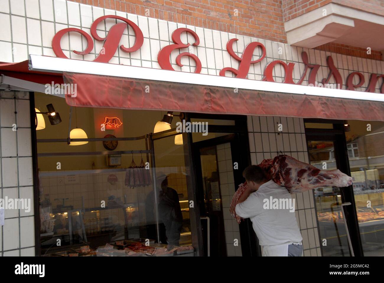 Copenhague/Danemark/ 16 septembre 2015_ un homme de Mogens Nielsen Kreaturslageri livre de la viande à la célèbre boucherie danoise P.E.Butcher (Tél Banque D'Images