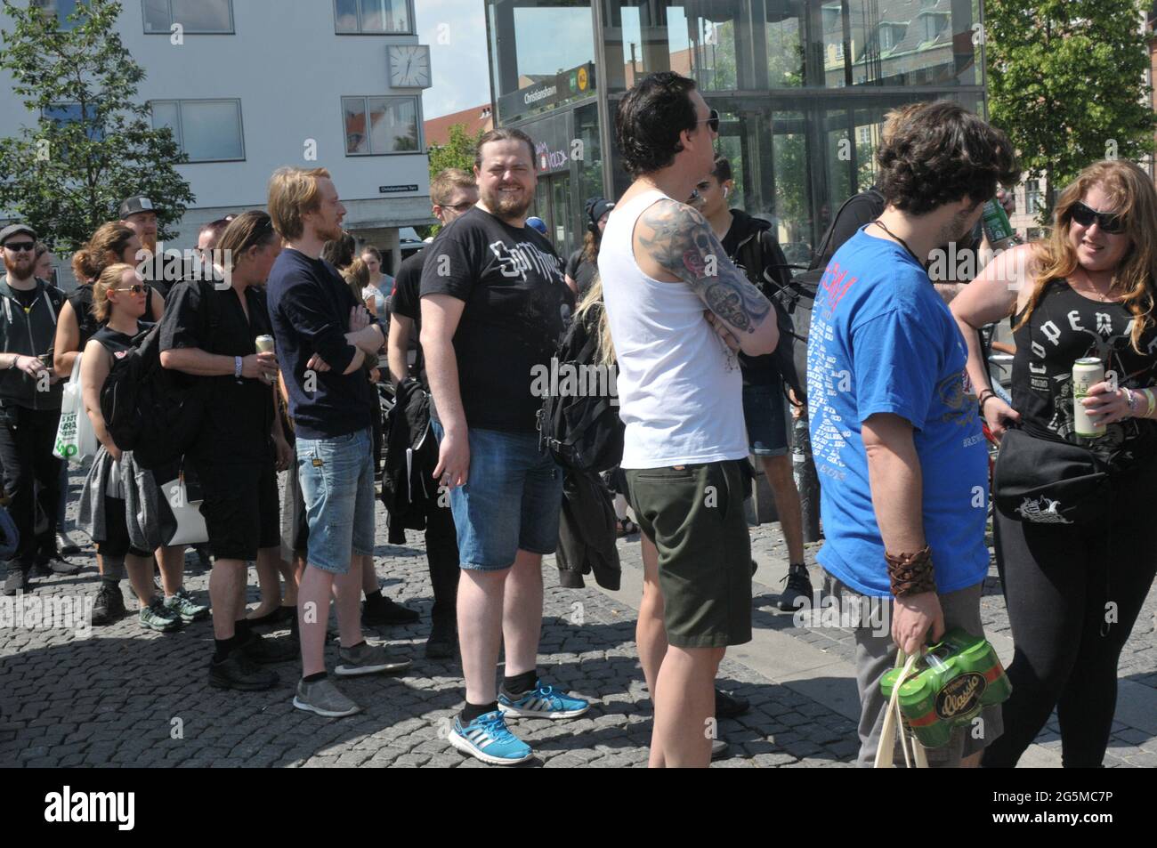 Copenhague /Danemark./ 20 juin 2019/les fans arrivent au festival de musique métallique de Copenhague sur amager dans la capitale danoise Copenhague 100 et 100 heures pour le bus t. Banque D'Images