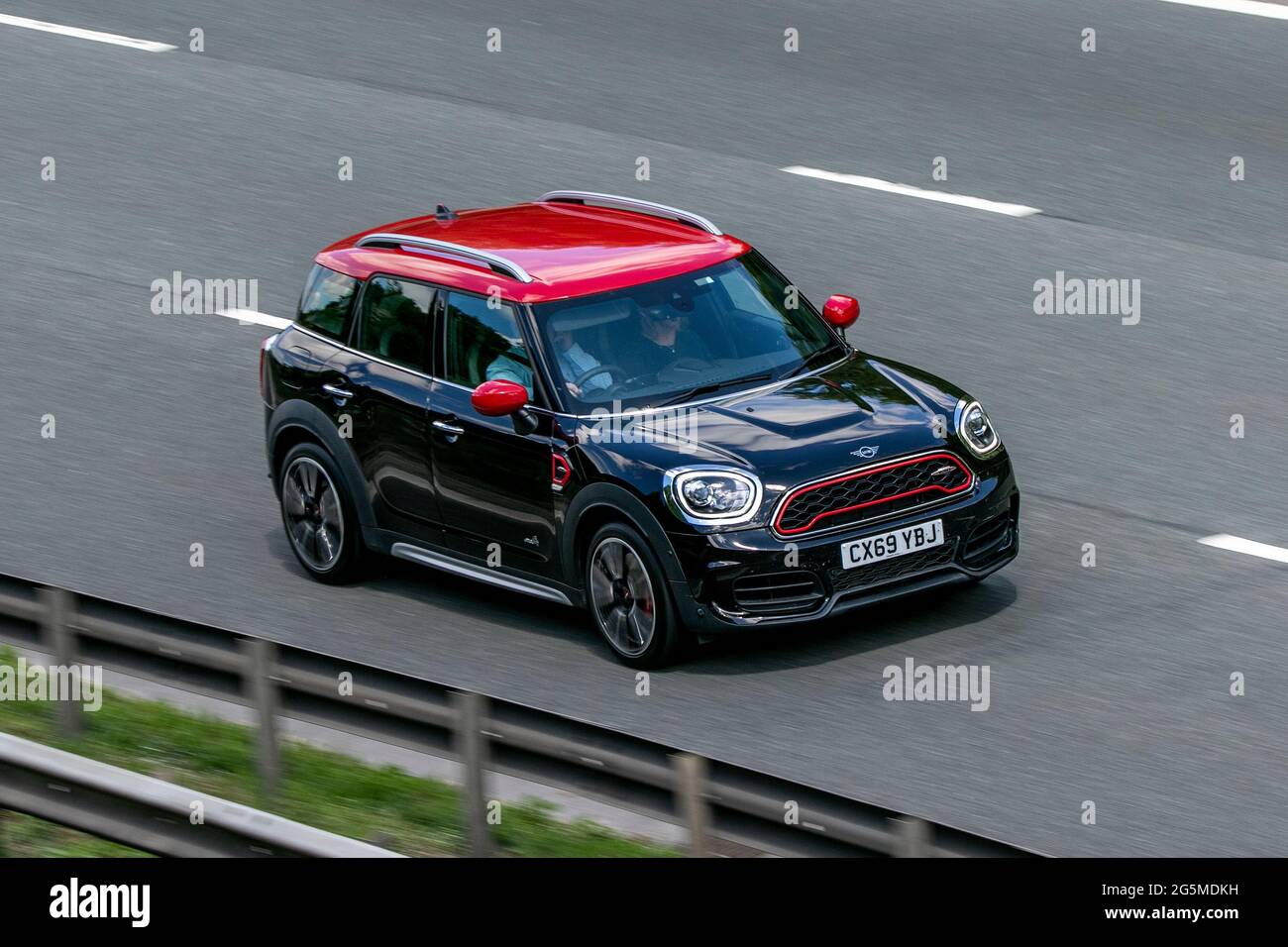 2019 Mini John Cooper Works All4 en voiture sur l'autoroute M6 près de Preston à Lancashire, Royaume-Uni. Banque D'Images