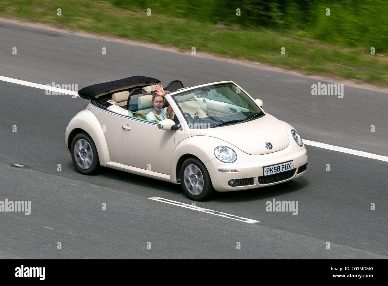 2008 beige VW Volkswagen TDI 105BHP 1896cc cabrio en voiture sur l'autoroute M6 près de Preston à Lancashire, Royaume-Uni. Banque D'Images