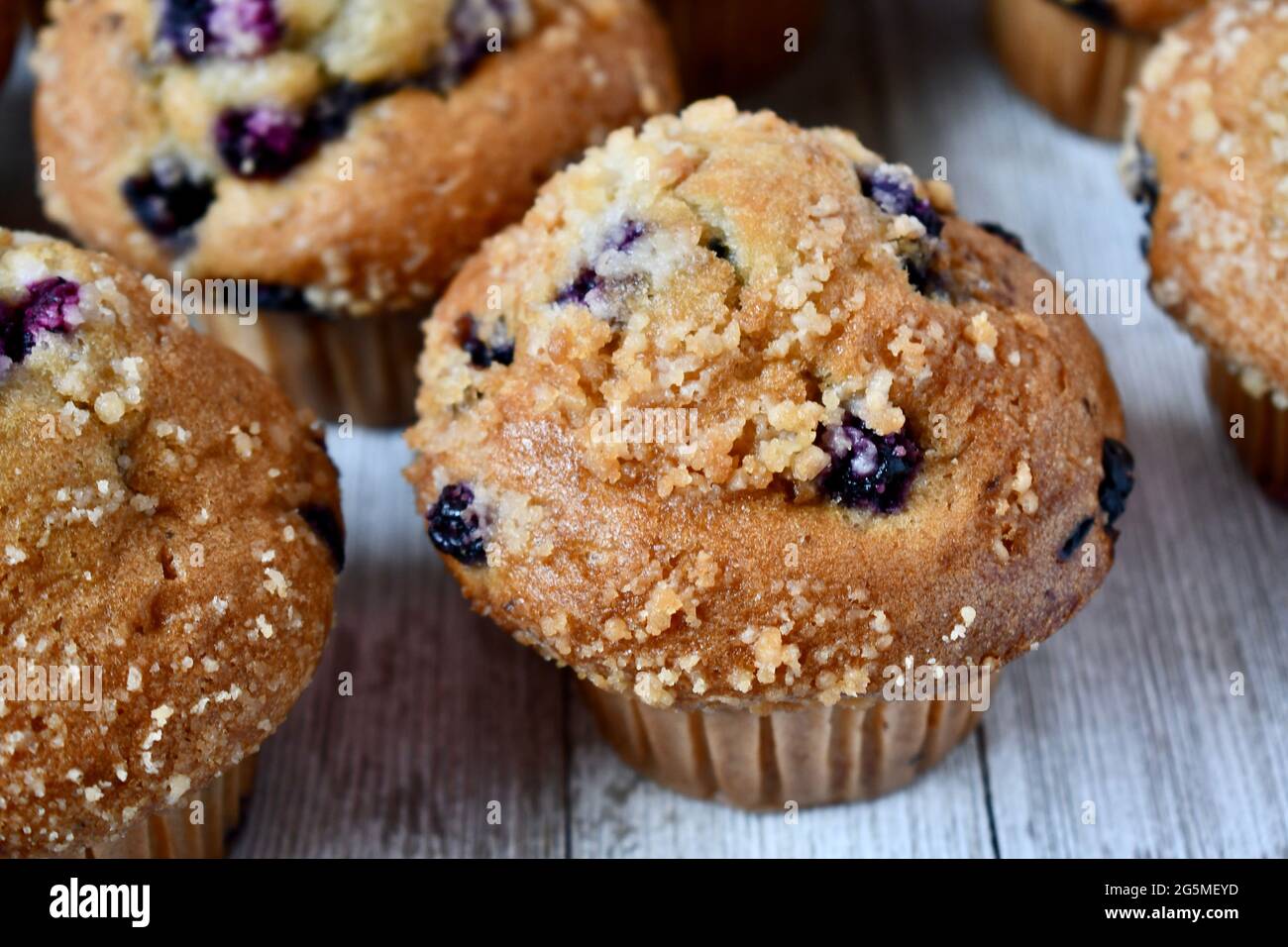 Muffins aux myrtilles sur une surface en bois rustique Banque D'Images