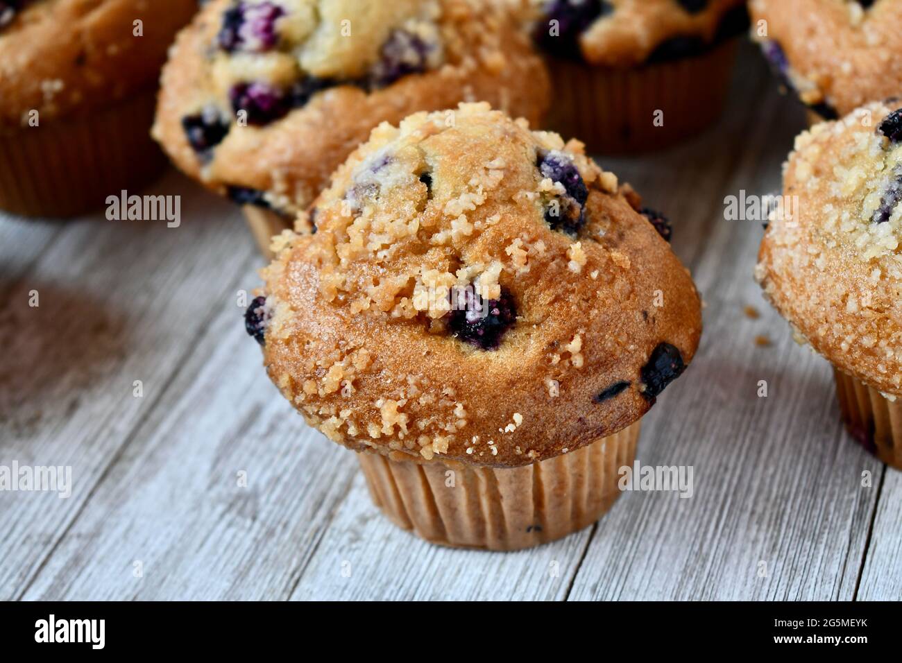 Muffins aux myrtilles sur une surface en bois rustique Banque D'Images