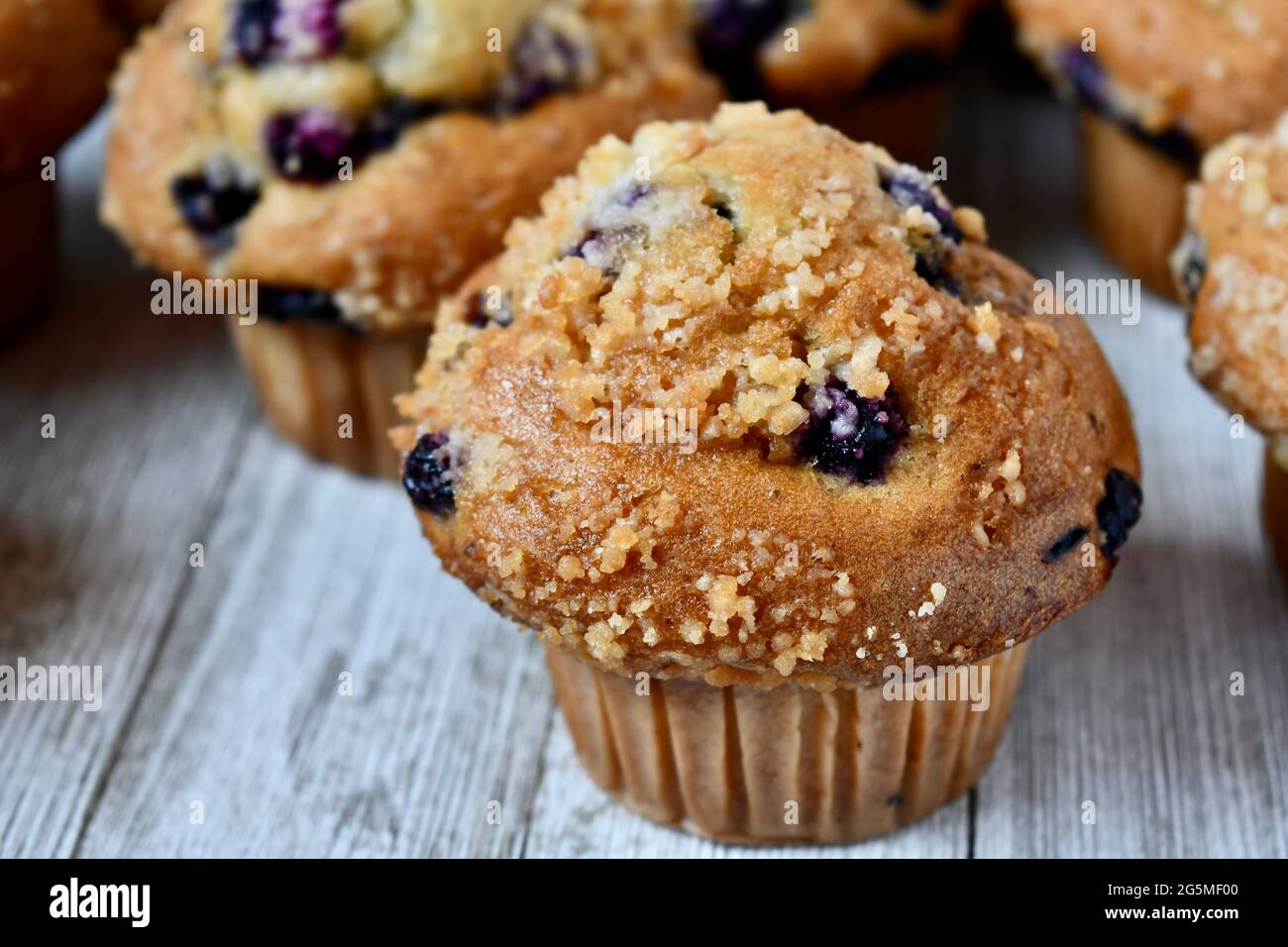 Muffins aux myrtilles sur une surface en bois rustique Banque D'Images