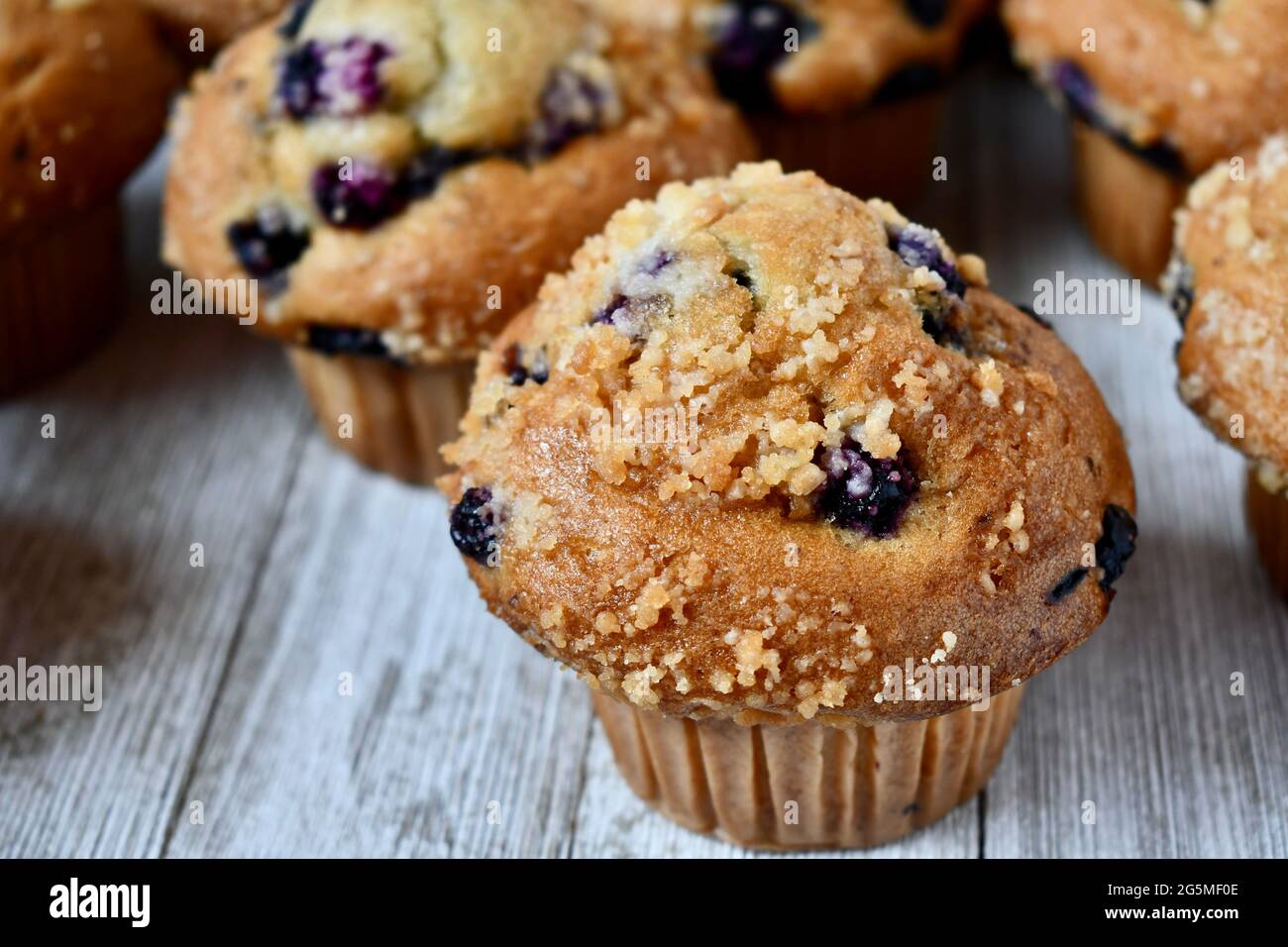 Muffins aux myrtilles sur une surface en bois rustique Banque D'Images