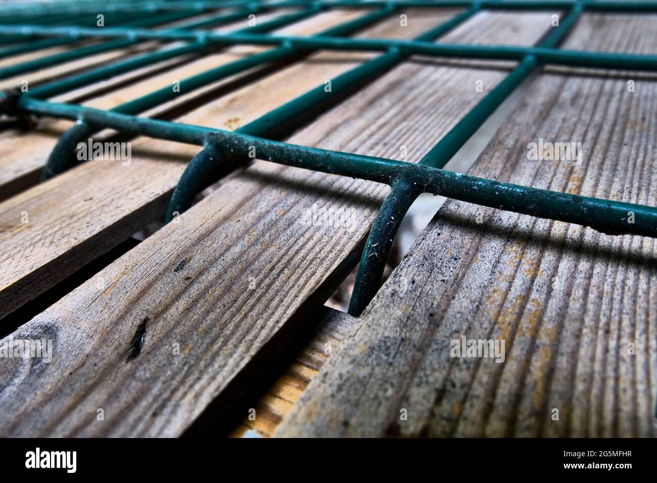 Clôture en métal et bois, photographie conceptuelle, France Banque D'Images