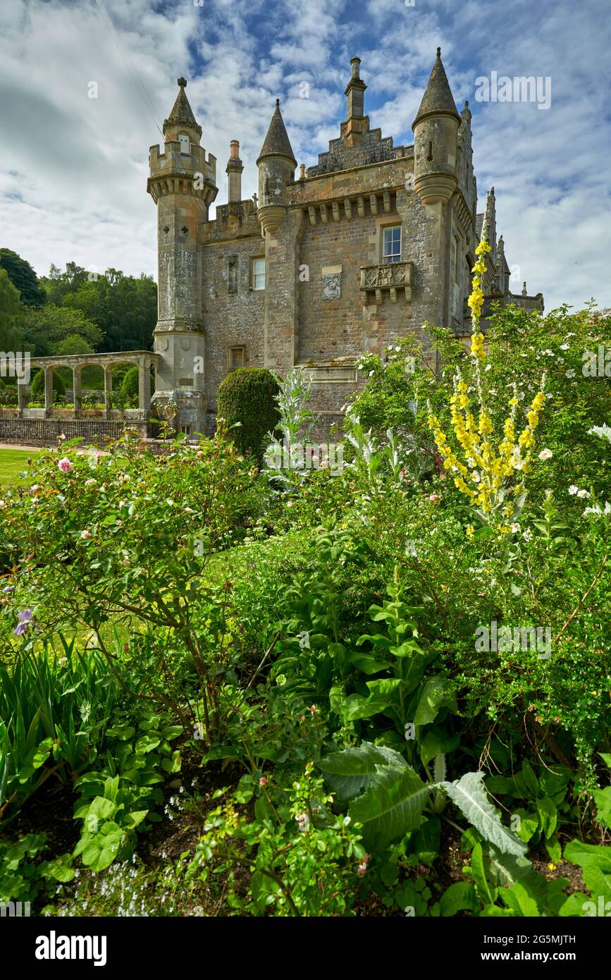 De magnifiques massifs fleuris dans le jardin Morris d'Abbotsford House, aux frontières écossaises. Banque D'Images