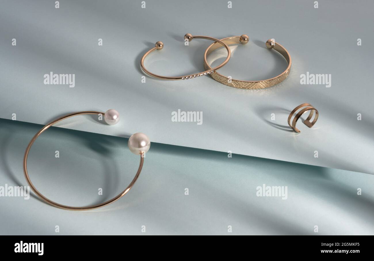 Accessoires Golden Women sur fond de papier bleu Banque D'Images