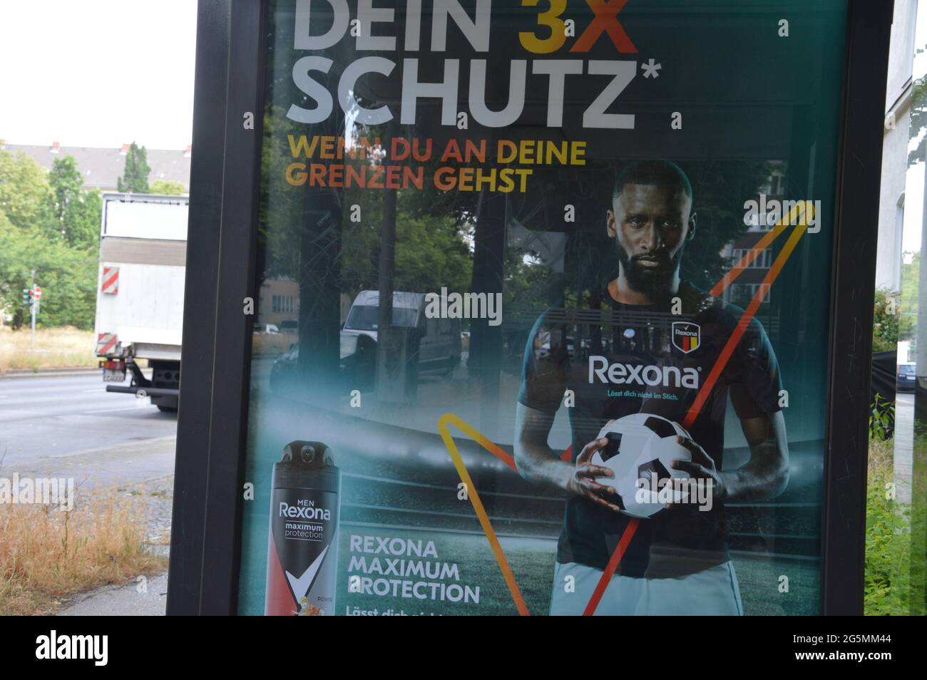 Rexona déodorant publicité avec le footballeur allemand Antonio Rüdiger à Grazer Damm à Berlin, Allemagne - juin 2021 Banque D'Images