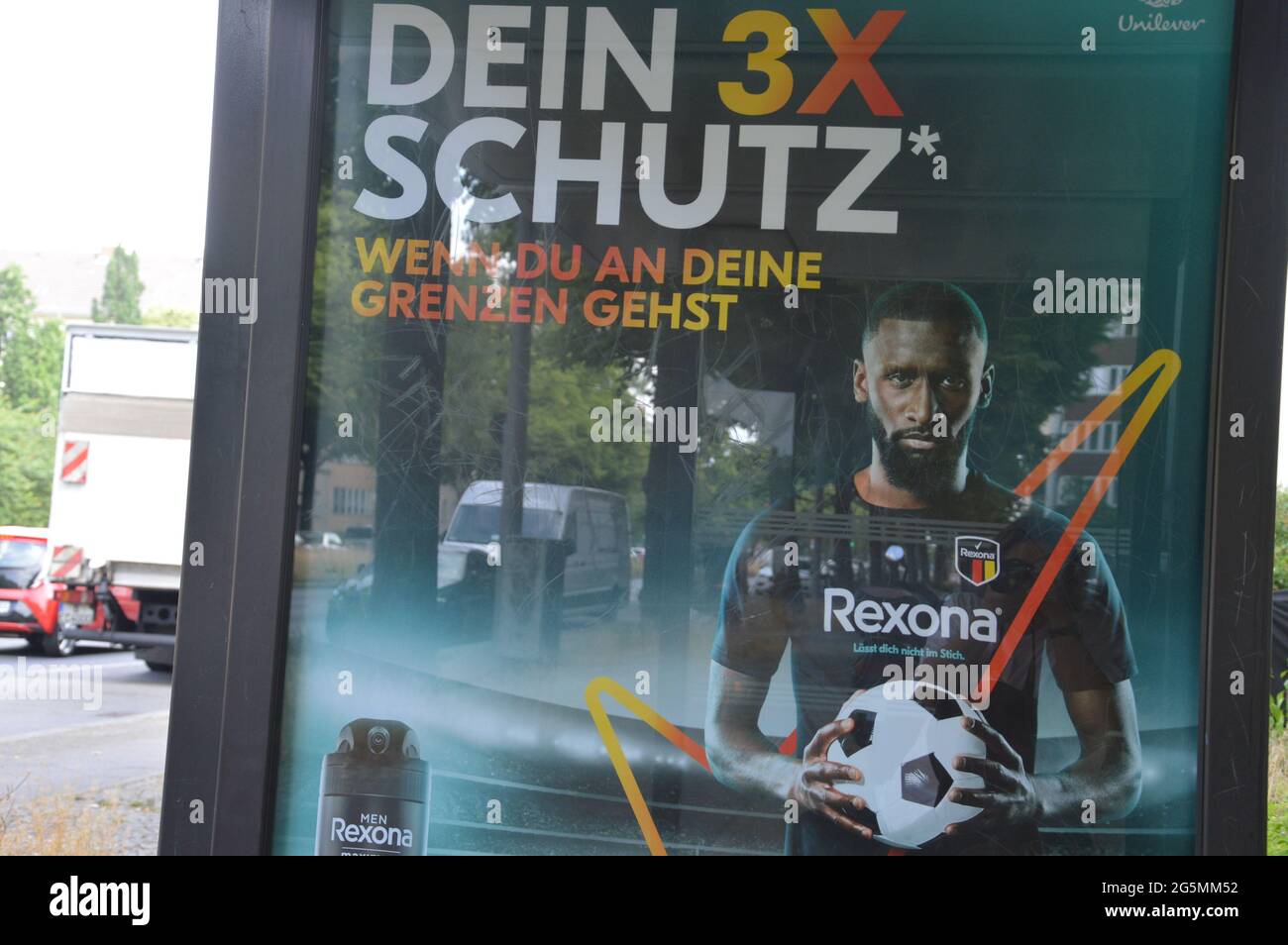 Rexona déodorant publicité avec le footballeur allemand Antonio Rüdiger à Grazer Damm à Berlin, Allemagne - juin 2021 Banque D'Images