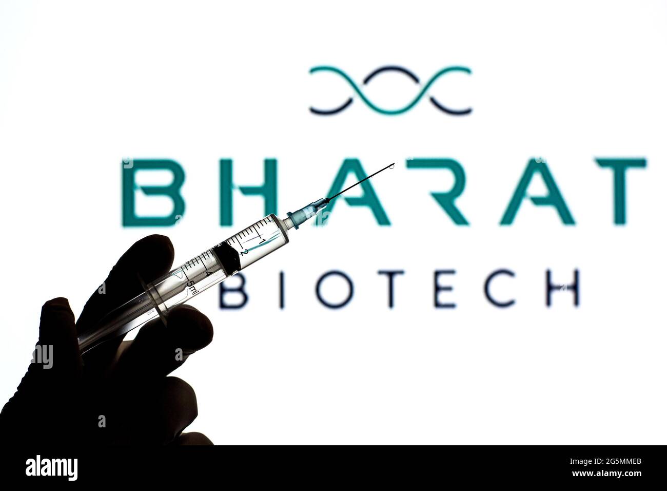 Espagne. 28 juin 2021. Dans cette photo, une main tenant une seringue médicale vue devant le logo Bharat Biotech. Crédit : SOPA Images Limited/Alamy Live News Banque D'Images