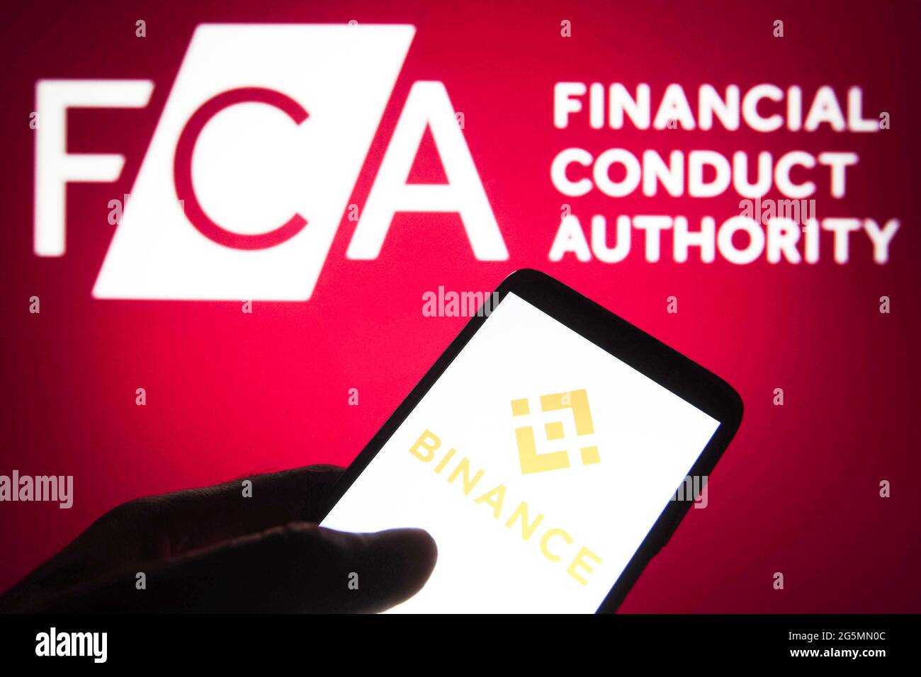 Ukraine. 28 juin 2021. Dans cette illustration, le logo Binance d'une bourse de crypto-monnaie est visible sur l'écran d'un smartphone avec le logo FCA (Financial Conduct Authority) en arrière-plan. La bourse de crypto-monnaie Binance a été interdite par le régulateur financier du Royaume-Uni, selon les informations des médias. (Photo de Pavlo Gonchar/SOPA Images/Sipa USA) crédit: SIPA USA/Alay Live News Banque D'Images