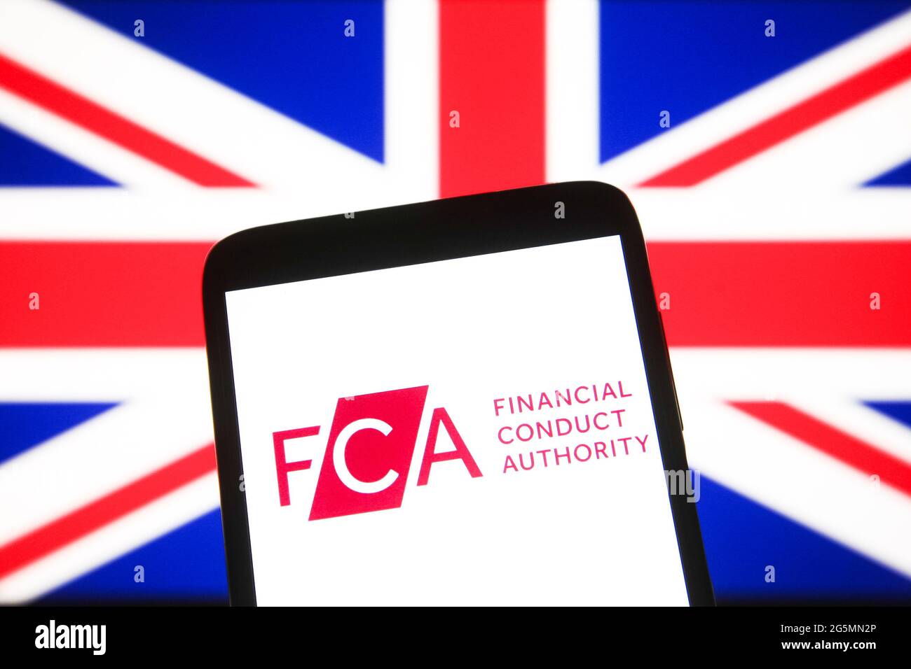 Ukraine. 28 juin 2021. Sur cette photo, le logo de la Financial Conduct Authority (FCA) est visible sur l'écran d'un smartphone avec un drapeau britannique en arrière-plan. (Photo de Pavlo Gonchar/SOPA Images/Sipa USA) crédit: SIPA USA/Alay Live News Banque D'Images