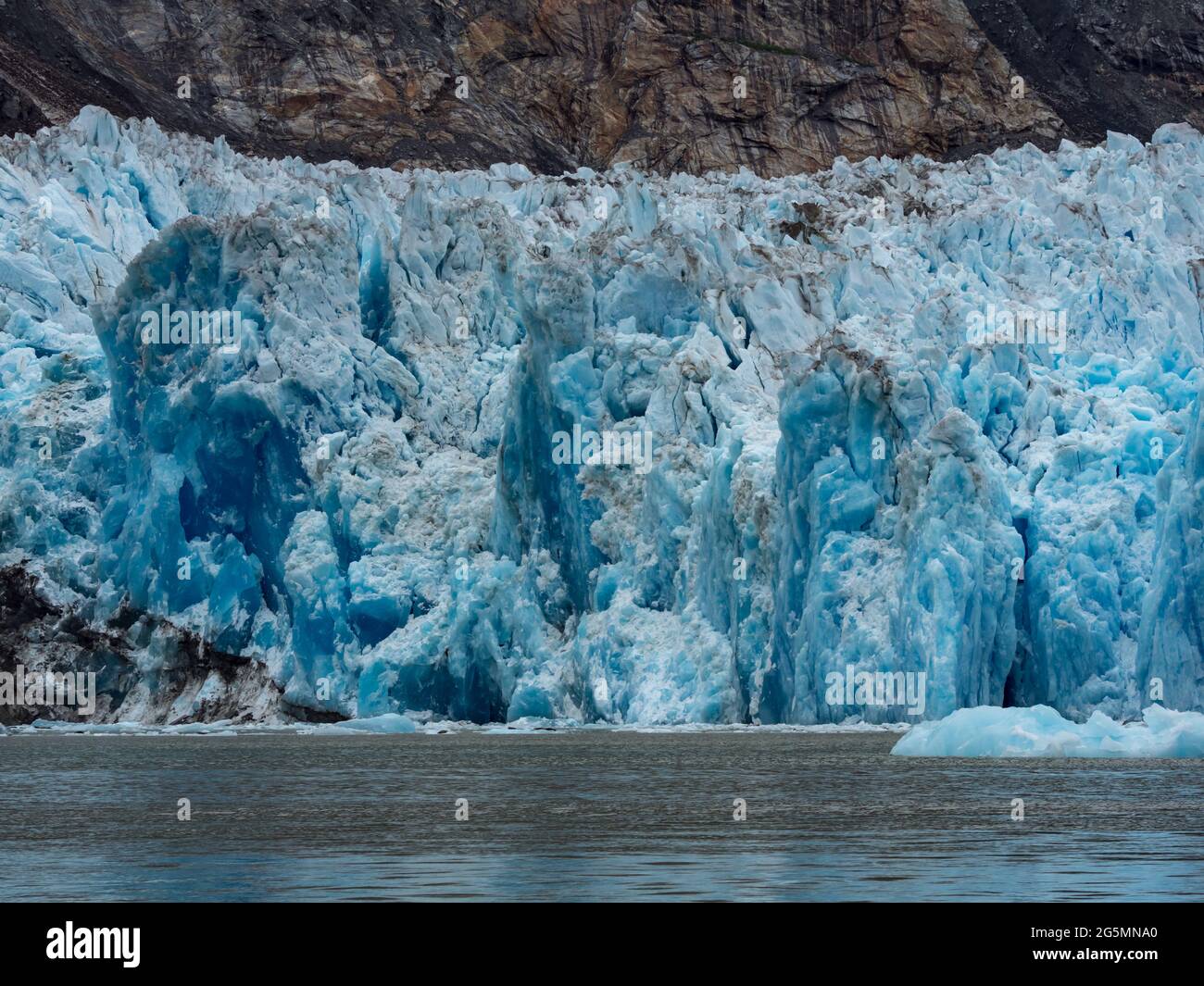 Exploration du glacier de Tidewater du glacier de South Sawyer par zodiaque dans la région sauvage de Tracy Arm, forêt nationale de Tongass, Alaska USA Banque D'Images