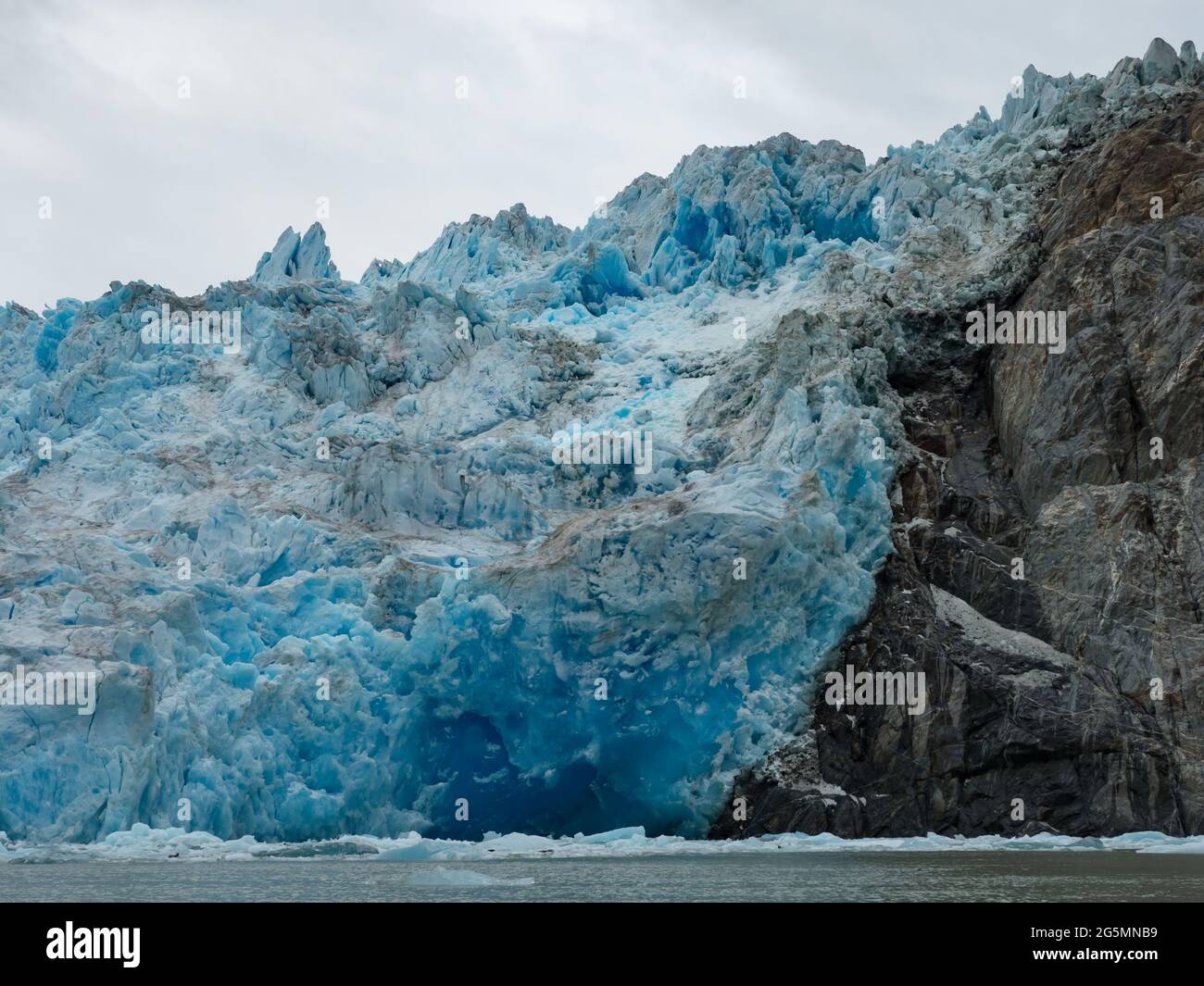 Exploration du glacier de Tidewater du glacier de South Sawyer par zodiaque dans la région sauvage de Tracy Arm, forêt nationale de Tongass, Alaska USA Banque D'Images