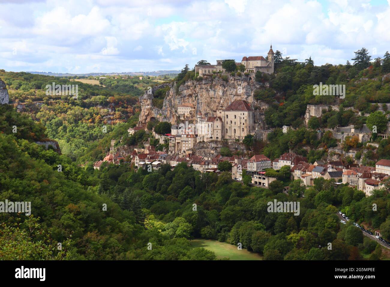 Vue exotique de Rocamadour, France. L'un des meilleurs endroits touristiques de France. Grande architecture et souvenirs vintage. Banque D'Images Vue exotique de Rocamadour, France. L'un des meilleurs endroits touristiques de France. Grande architecture et souvenirs vintage. Banque D'Images