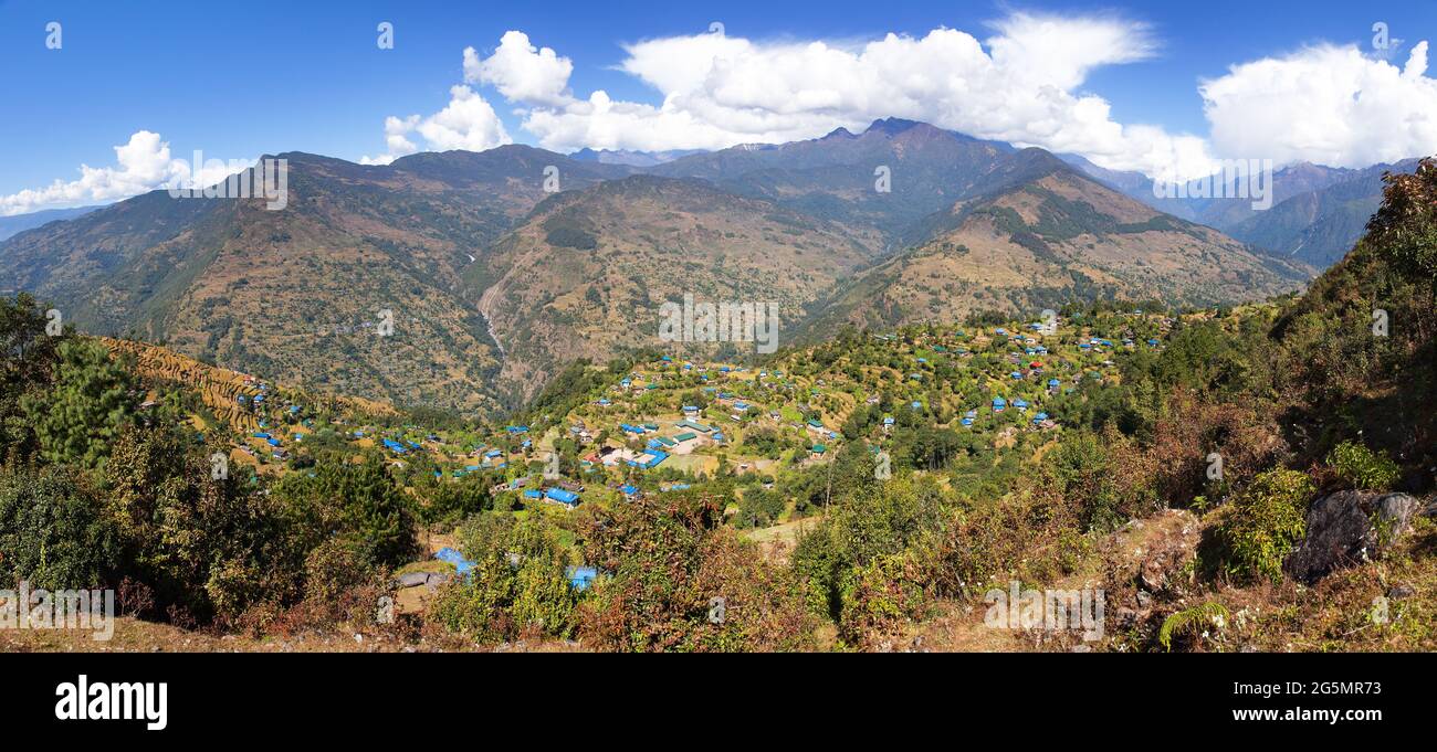 Villages de Gudel et Bung, Népal himalaya dans la partie inférieure de la région de Solukhumbu, vue panoramique Banque D'Images