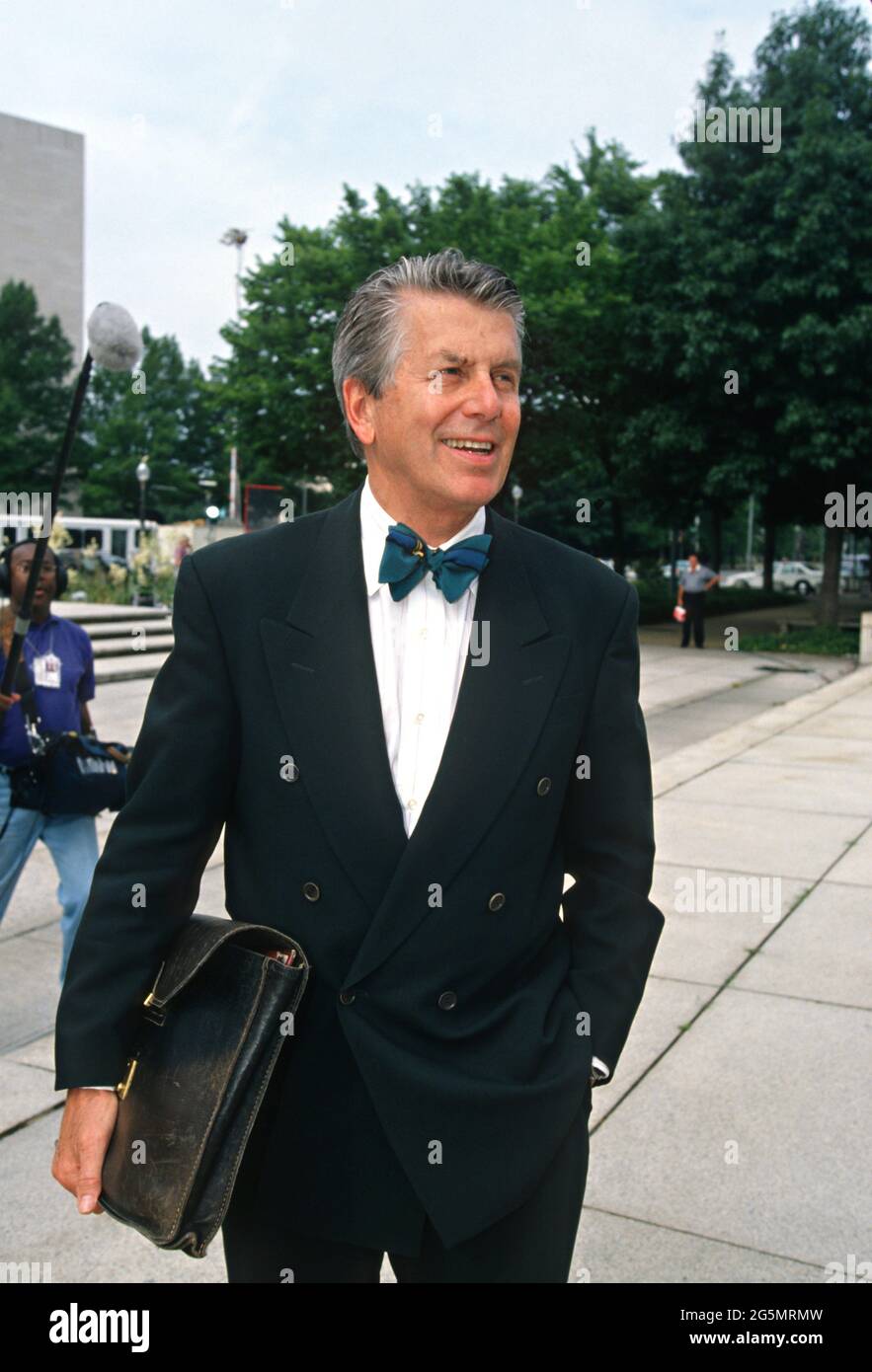 Washington, DC, États-Unis. 18 juin 1998. Le collecteur de fonds démocratique Nathan Landow quitte le palais de justice fédéral des États-Unis après avoir témoigné le 18 juin 1998 à Washington, D.C. Banque D'Images